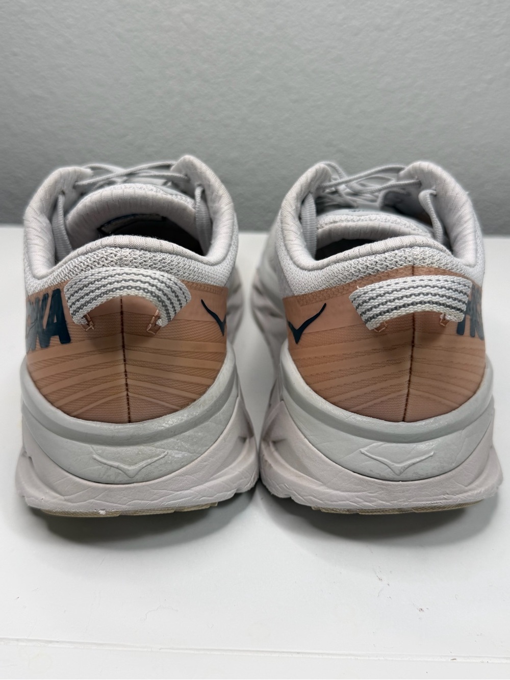 Hoka One One ARAHI 4 Women's White and Light Gray Running Shoes - Picture 5 of 12
